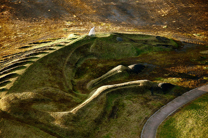 200-Meter-Long Earth Sculpture Of Pony Pays Tribute To Animal Mine Workers