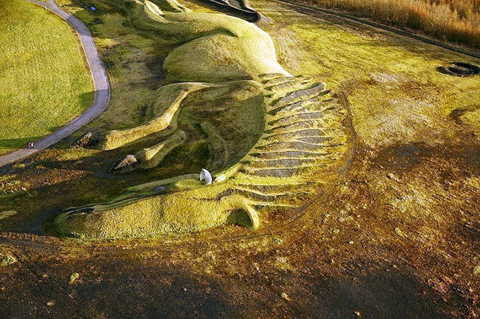200-Meter-Long Earth Sculpture Of Pony Pays Tribute To Animal Mine Workers