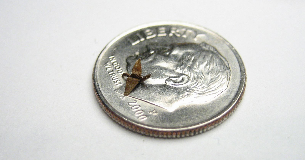 Дракон из бумаги. Бусины сердечки. Trinitite. Сердце. Tiny piece.