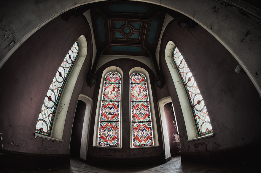 My Photography Series About Dark Decayed Rooms