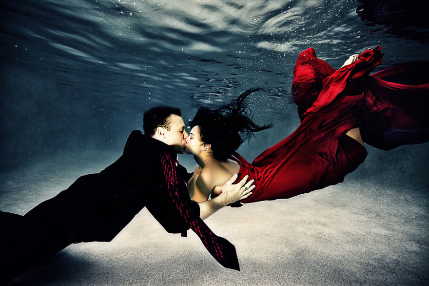 Underwater Engagement Shoots: New Trend For A New Year Underwater Engagement Shoots: New Trend For A New Year