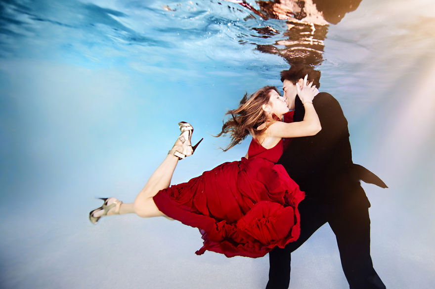 Underwater Engagement Shoots: New Trend For A New Year Underwater Engagement Shoots: New Trend For A New Year