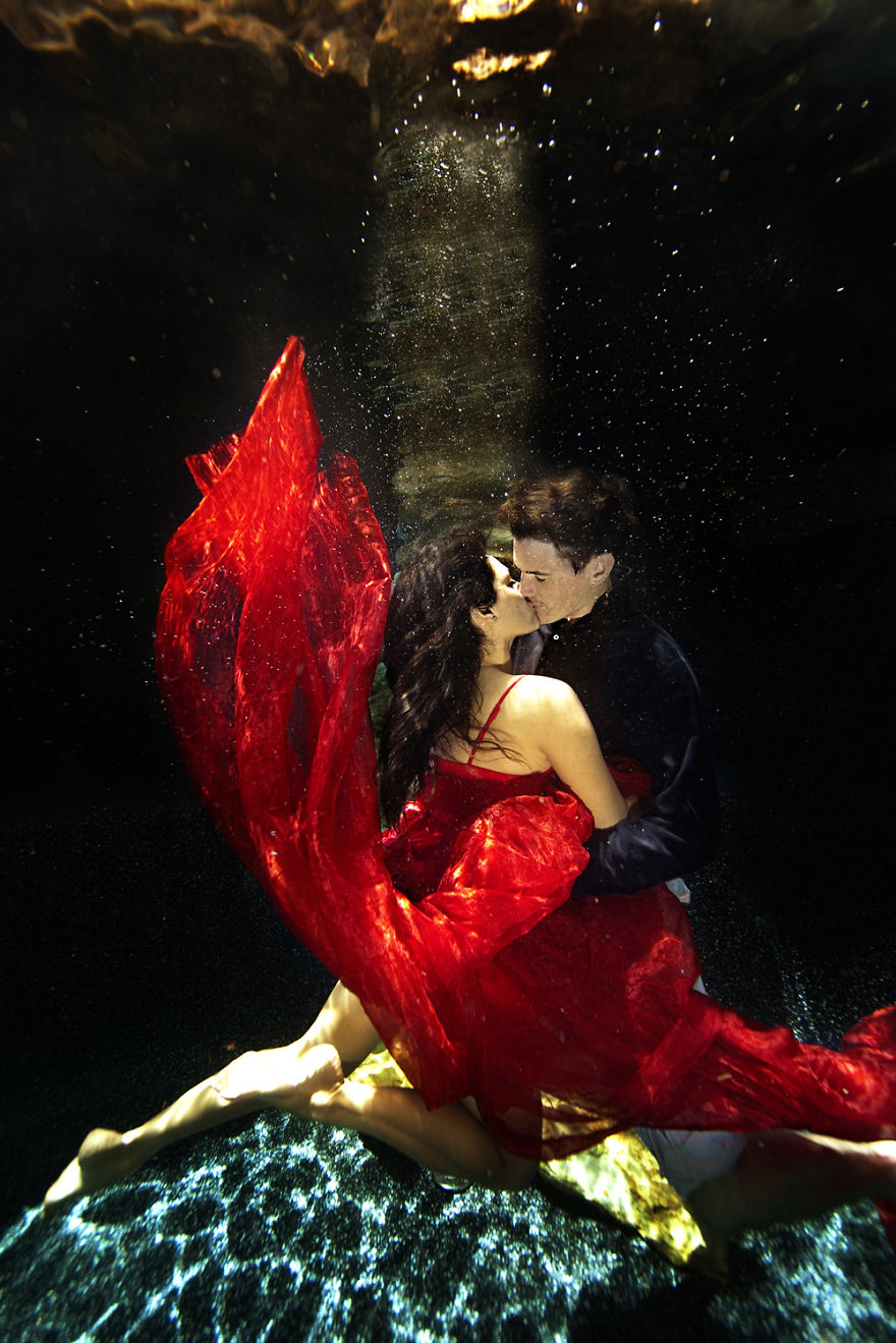 Underwater Engagement Shoots: New Trend For A New Year Underwater Engagement Shoots: New Trend For A New Year