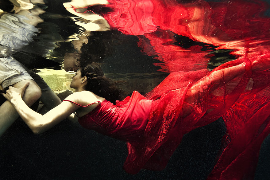 Underwater Engagement Shoots: New Trend For A New Year Underwater Engagement Shoots: New Trend For A New Year