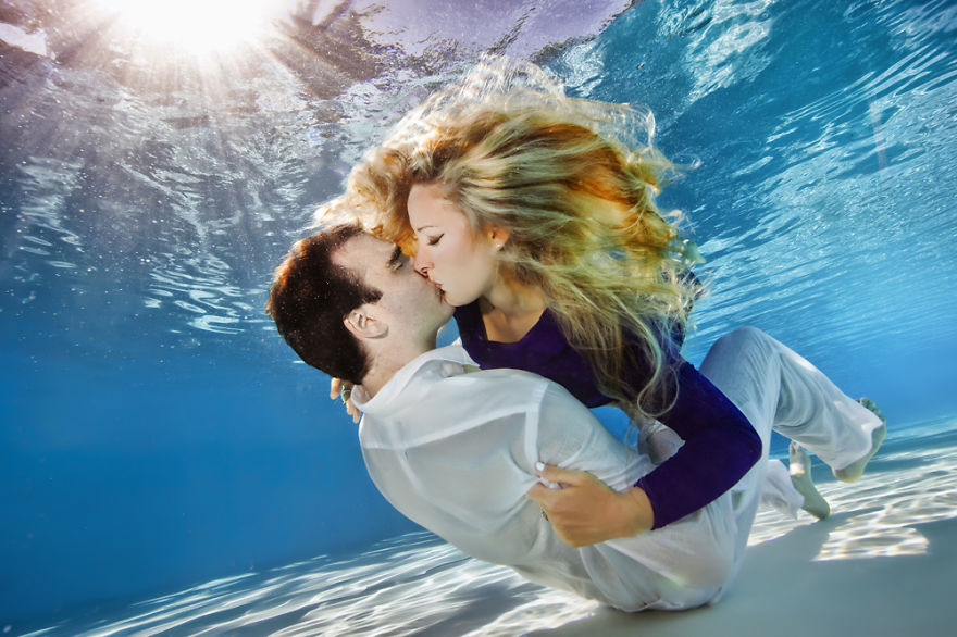 Underwater Engagement Shoots: New Trend For A New Year Underwater Engagement Shoots: New Trend For A New Year