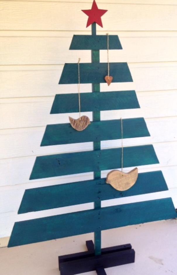 Beachy Pallet Christmas Tree