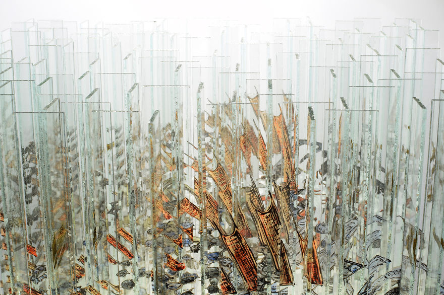 Glass Sculpture Made Of 160 Hand Painted Glass Strips Reveals Four Hidden Animals When Rotated Glass Sculpture Made Of 160 Hand Painted Glass Strips Reveals Four Hidden Animals When Rotated