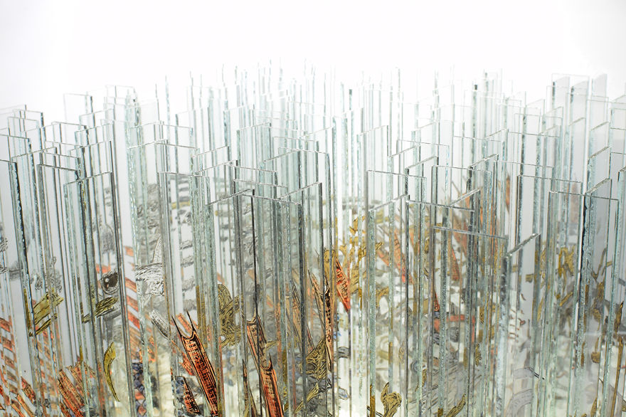 Glass Sculpture Made Of 160 Hand Painted Glass Strips Reveals Four Hidden Animals When Rotated Glass Sculpture Made Of 160 Hand Painted Glass Strips Reveals Four Hidden Animals When Rotated