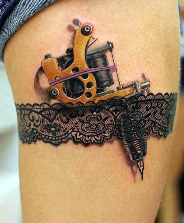 3D tattoo of a tattoo machine with lace, creating a mind-twisting optical illusion on the skin.