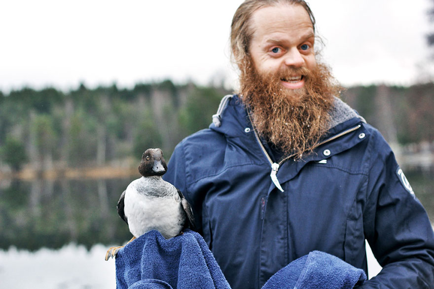 duck-rescue-frozen-lake-norway-6