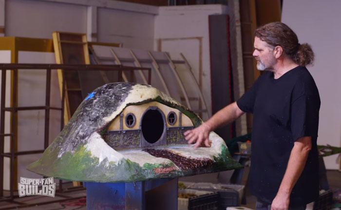 lord-of-the-rings-cat-liter-box-sauron-scrathing-post-superfan-builds-6