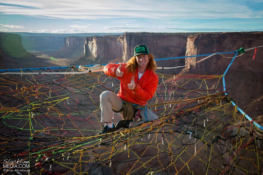 Daredevils Put A Handmade Net 400 ft Up And 200 ft From The Cliffs Daredevils Put A Handmade Net 400 ft Up And 200 ft From The Cliffs