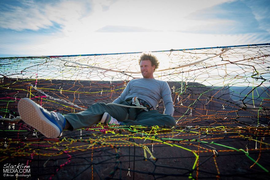 Daredevils Put A Handmade Net 400 ft Up And 200 ft From The Cliffs Daredevils Put A Handmade Net 400 ft Up And 200 ft From The Cliffs