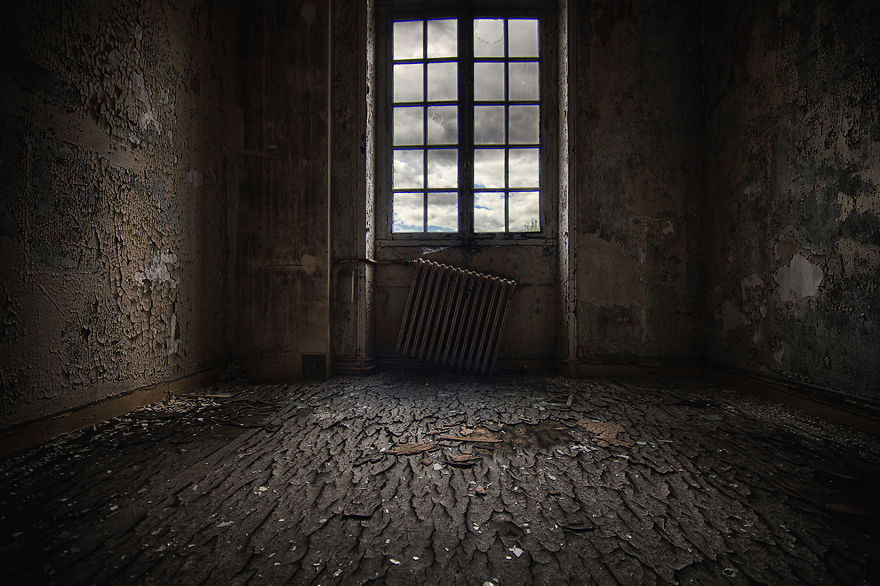 My Photography Series About Dark Decayed Rooms