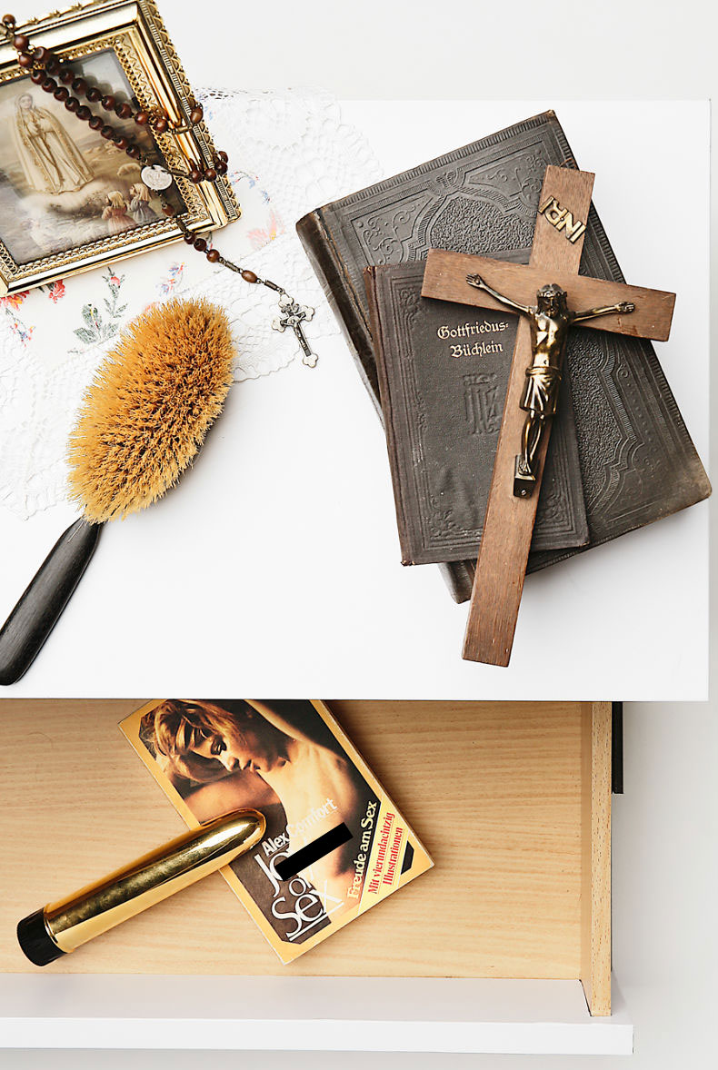 Privacy!? Provocative Photos Question The Borders Of Our Private Worlds