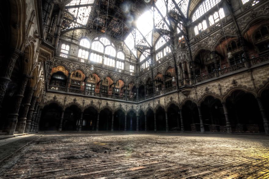 I Walk Around Decayed Places And Hunt For Amazing Pictures