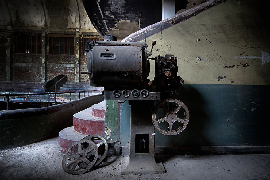 I Walk Around Decayed Places And Hunt For Amazing Pictures