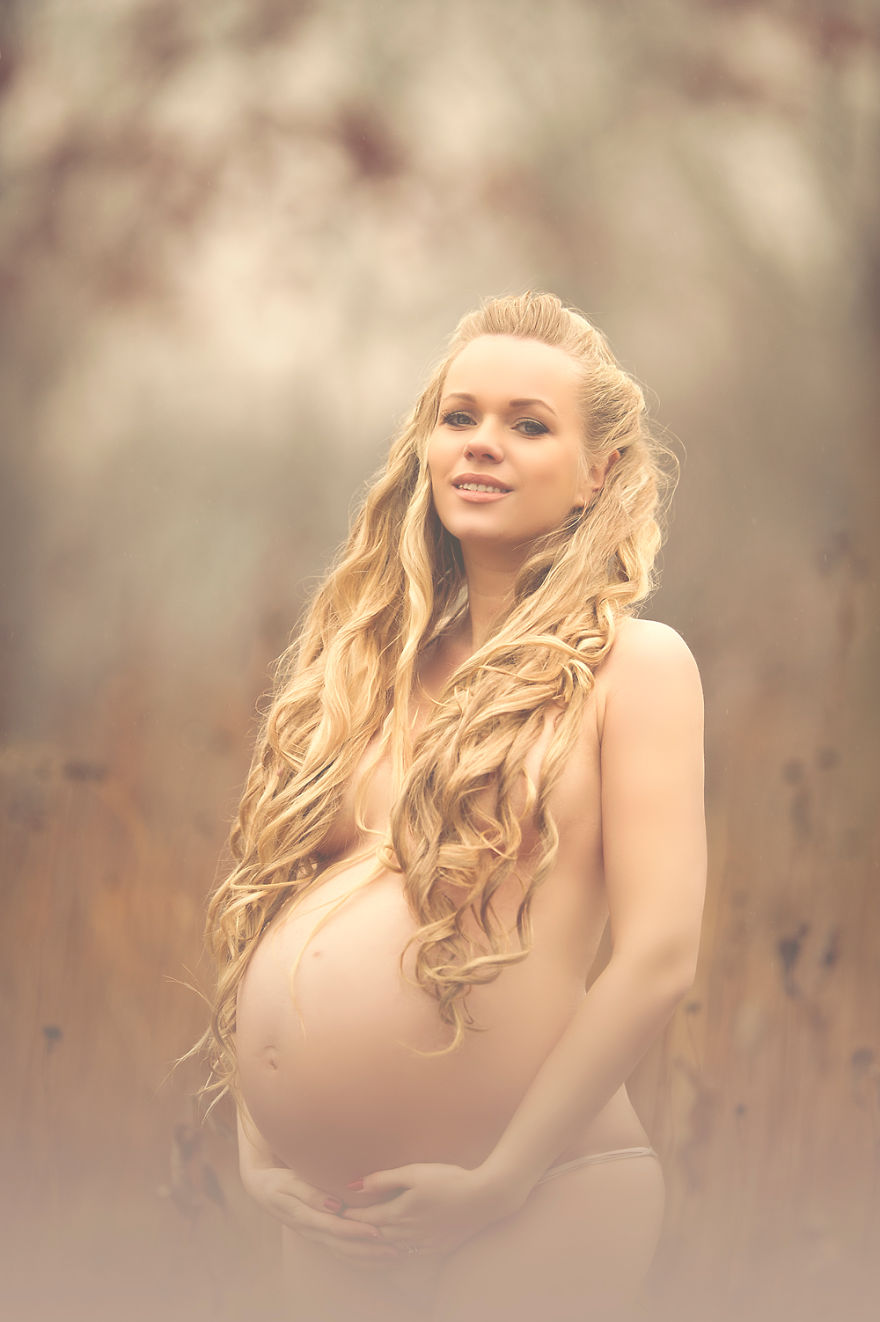 Photographer Takes Her Pregnant Models Outdoors In Any Kind Of Weather