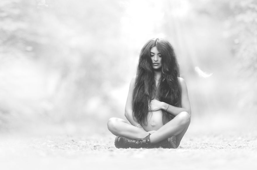 Photographer Takes Her Pregnant Models Outdoors In Any Kind Of Weather