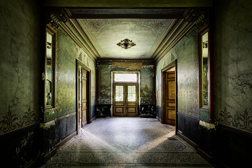 I Walk Around Decayed Places And Hunt For Amazing Pictures