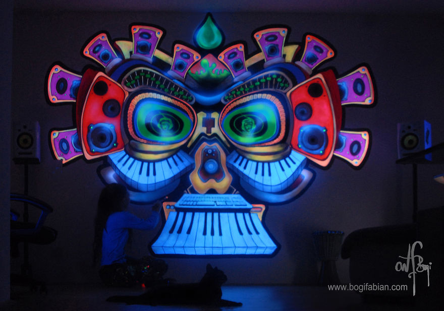 When The Lights Go Out, My Glowing Murals Turn These Rooms Into Dreamy Worlds When The Lights Go Out, My Glowing Murals Turn These Rooms Into Dreamy Worlds