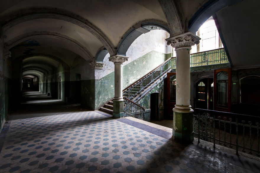 I Walk Around Decayed Places And Hunt For Amazing Pictures I Walk Around Decayed Places And Hunt For Amazing Pictures