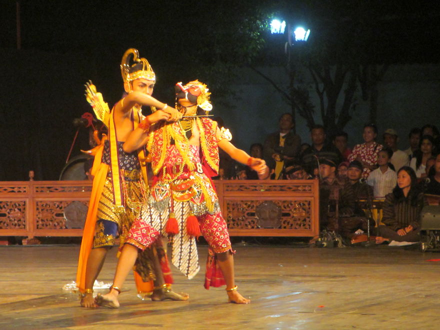 Javanese Dance About A Knight Fights An Ogre.