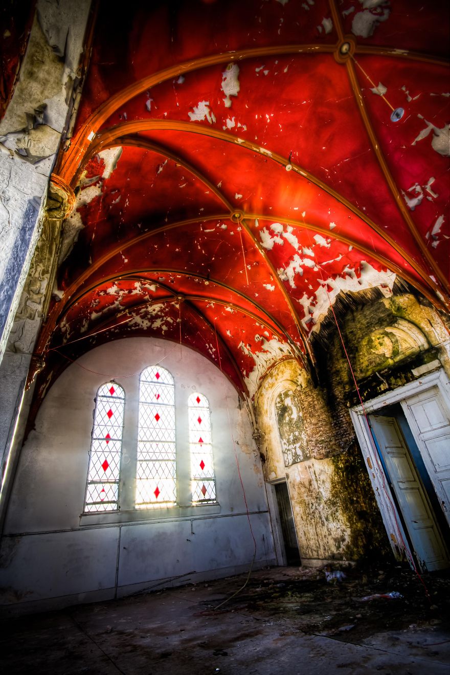 I Walk Around Decayed Places And Hunt For Amazing Pictures