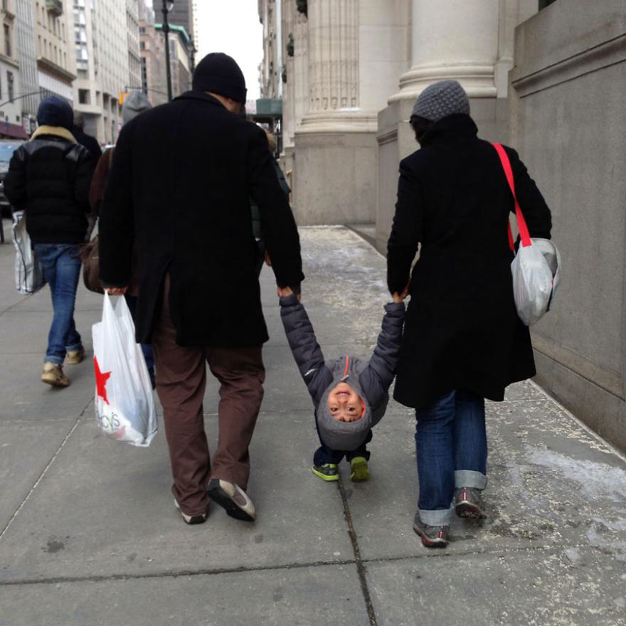 Life In New York Streets In Perfectly-Timed Photos From My iPhone