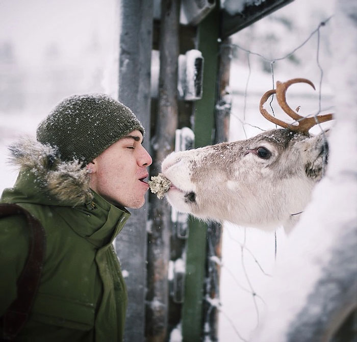 Finnish Squirrel-Whisperer Feeds Wild Animals For Cute Wildlife Photos