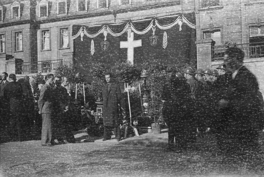 rescued-photo-film-project-world-war-2-soldier-levi-bettweiser-27 rescued-photo-film-project-world-war-2-soldier-levi-bettweiser-27