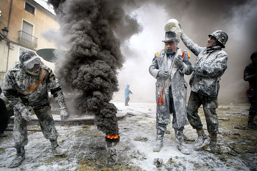 Els Enfarinats Festival Flour Fight (Spain)