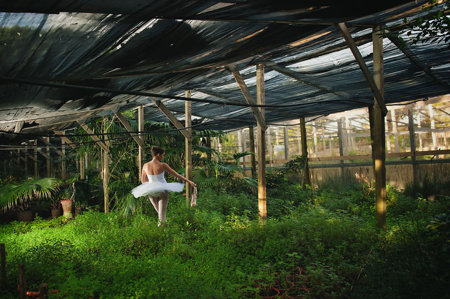 I Photograph A Ballerina's Daily Life To Show That Dancers Can Express Themselves Anywhere
