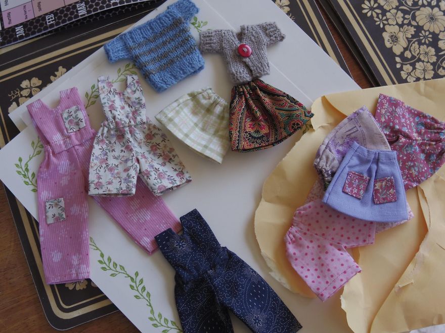 Australian Mom Turns Bratz Dolls Into Regular Girls By Removing Their Unrealistic Makeup Australian Mom Turns Bratz Dolls Into Regular Girls By Removing Their Unrealistic Makeup