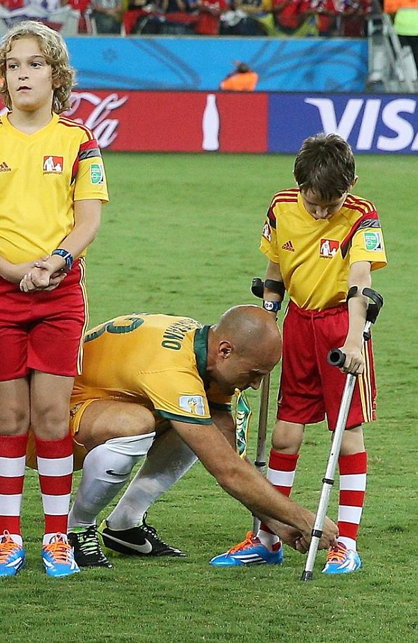 Socceroo's Mark Bresciano Helps A Young Mascot At 2014 World Cup #thanksbresc