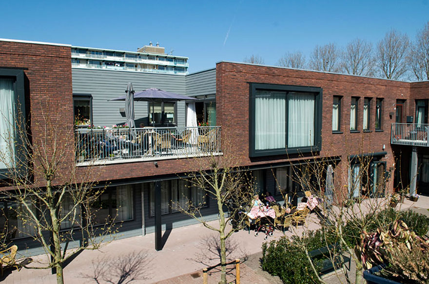 dementia-village-for-elderly-de-hogeweyk-13 dementia-village-for-elderly-de-hogeweyk-13