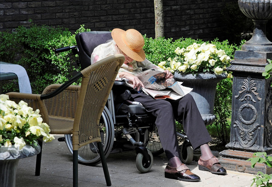 dementia-village-for-elderly-de-hogeweyk-16 dementia-village-for-elderly-de-hogeweyk-16