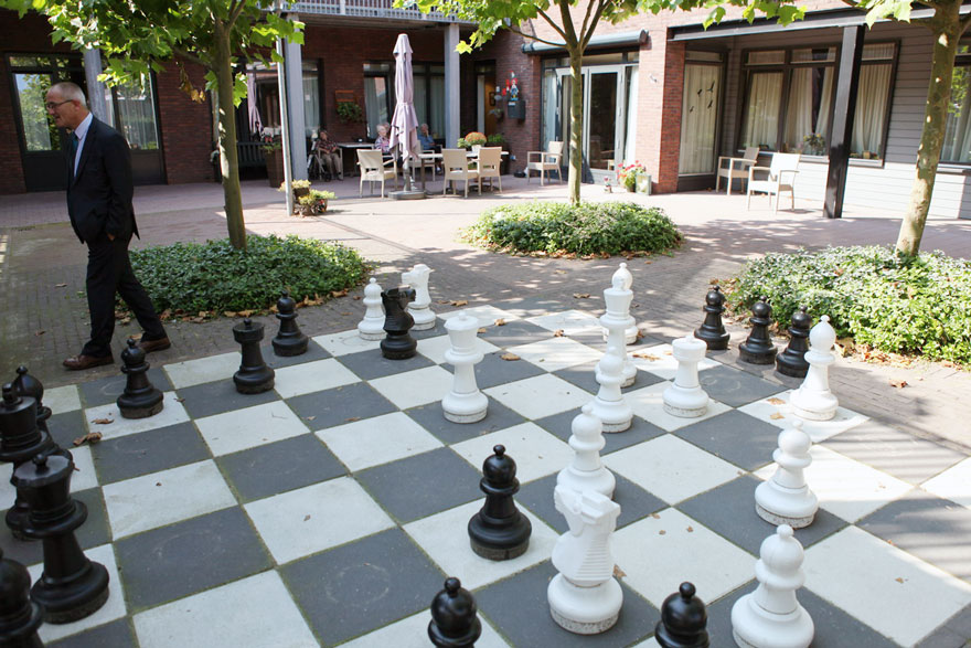 dementia-village-for-elderly-de-hogeweyk-4 dementia-village-for-elderly-de-hogeweyk-4