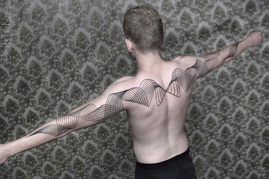 Geometric line tattoo by Chaim Machlev on a person's back and arms, displaying intricate and flowing patterns.