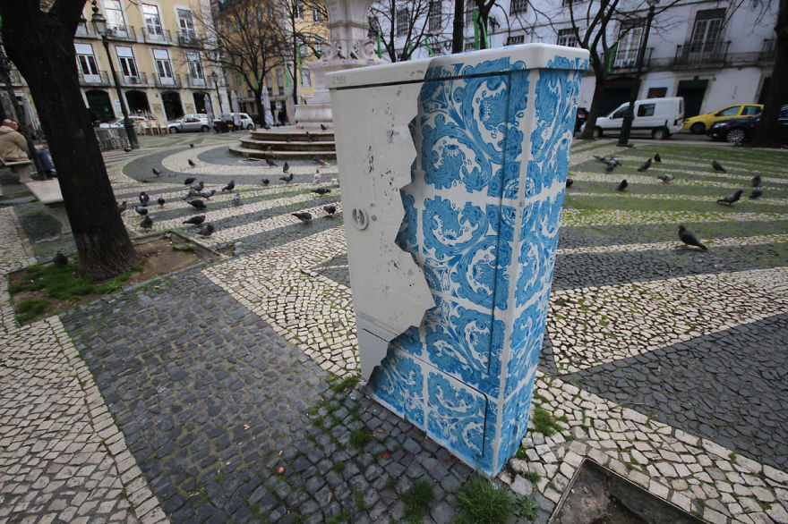 I Create Ceramic Tile Illusions On Electrical Boxes And Buildings To Remind People Of Portuguese History I Create Ceramic Tile Illusions On Electrical Boxes And Buildings To Remind People Of Portuguese History
