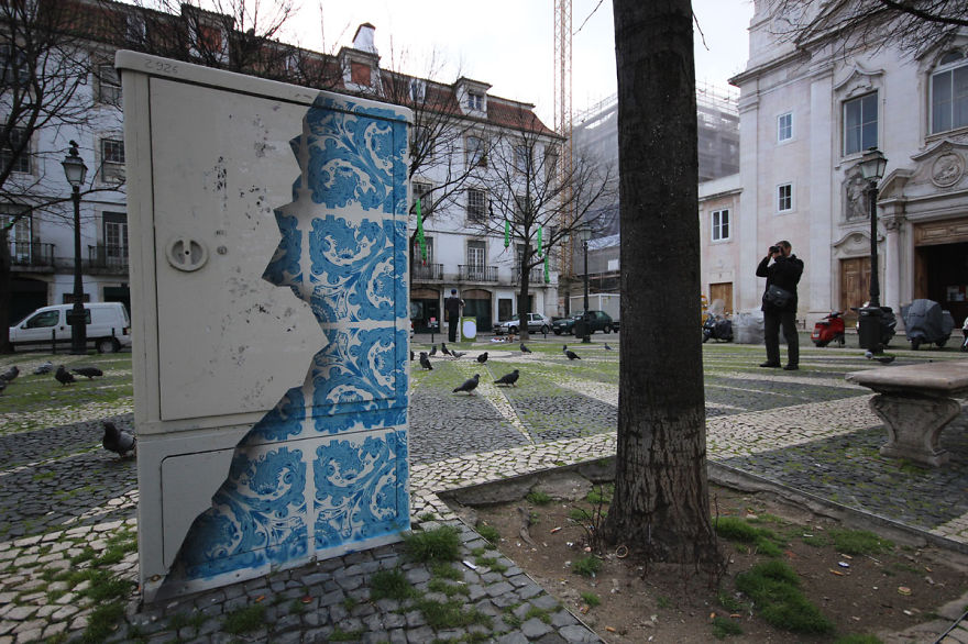 I Create Ceramic Tile Illusions On Electrical Boxes And Buildings To Remind People Of Portuguese History I Create Ceramic Tile Illusions On Electrical Boxes And Buildings To Remind People Of Portuguese History