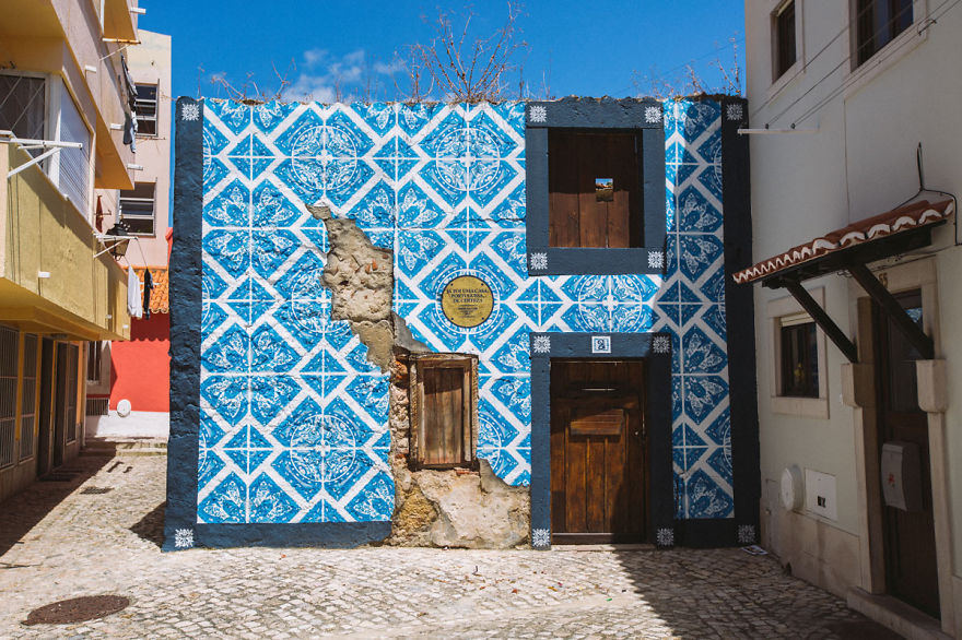 I Create Ceramic Tile Illusions On Electrical Boxes And Buildings To Remind People Of Portuguese History I Create Ceramic Tile Illusions On Electrical Boxes And Buildings To Remind People Of Portuguese History