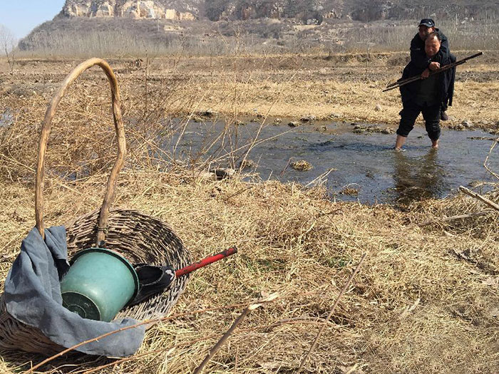 blind-man-amputee-plant-trees-china-2 blind-man-amputee-plant-trees-china-2