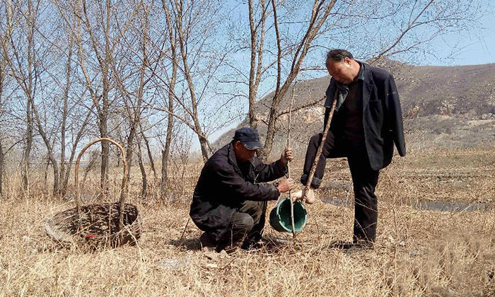 blind-man-amputee-plant-trees-china-5 blind-man-amputee-plant-trees-china-5