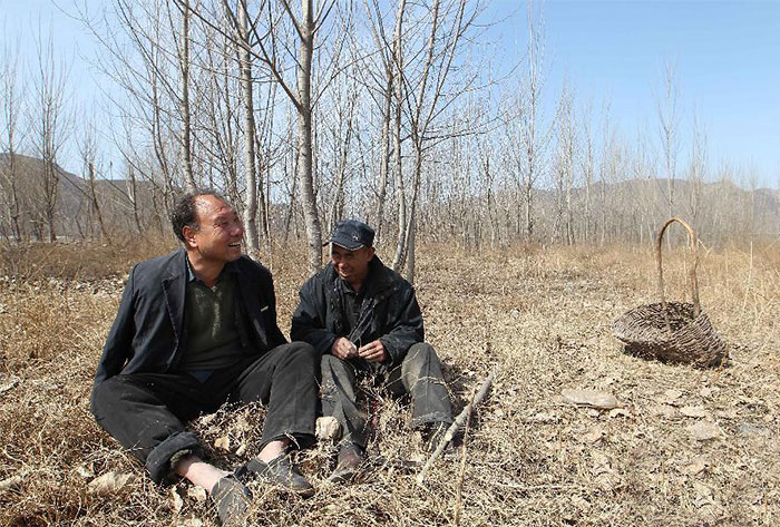blind-man-amputee-plant-trees-china-6 blind-man-amputee-plant-trees-china-6