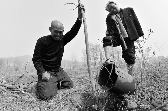 blind-man-amputee-plant-trees-china-7 blind-man-amputee-plant-trees-china-7