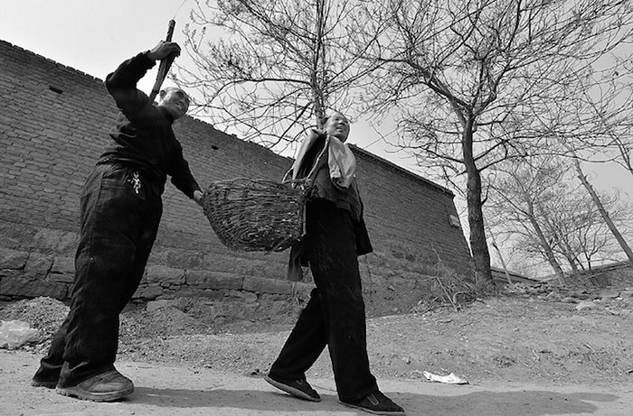 blind-man-amputee-plant-trees-china-9 blind-man-amputee-plant-trees-china-9