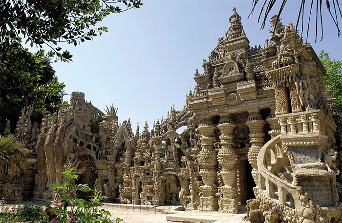 French Mailman Spends 33 Years Building Epic Palace From Pebbles Collected On His 18-Mile Mail Route