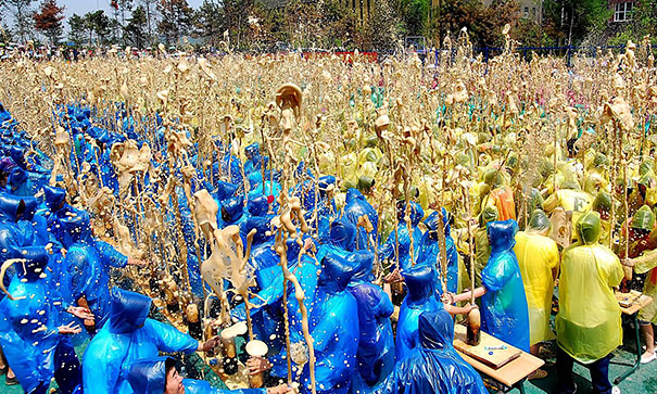 Hundreds Of People Dropping Mentos In Diet Coke All At Once