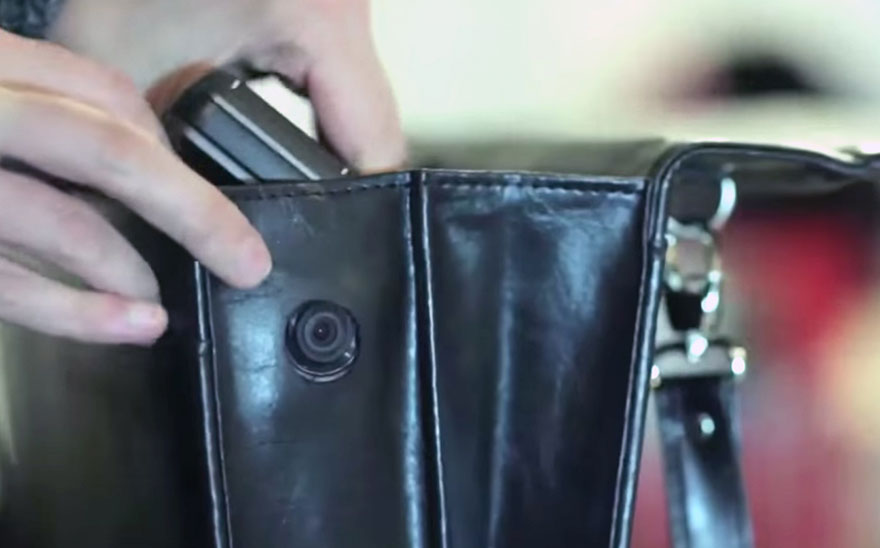 town-learns-sign-language-deaf-muharrem-samsung-video-call-center-1 town-learns-sign-language-deaf-muharrem-samsung-video-call-center-1